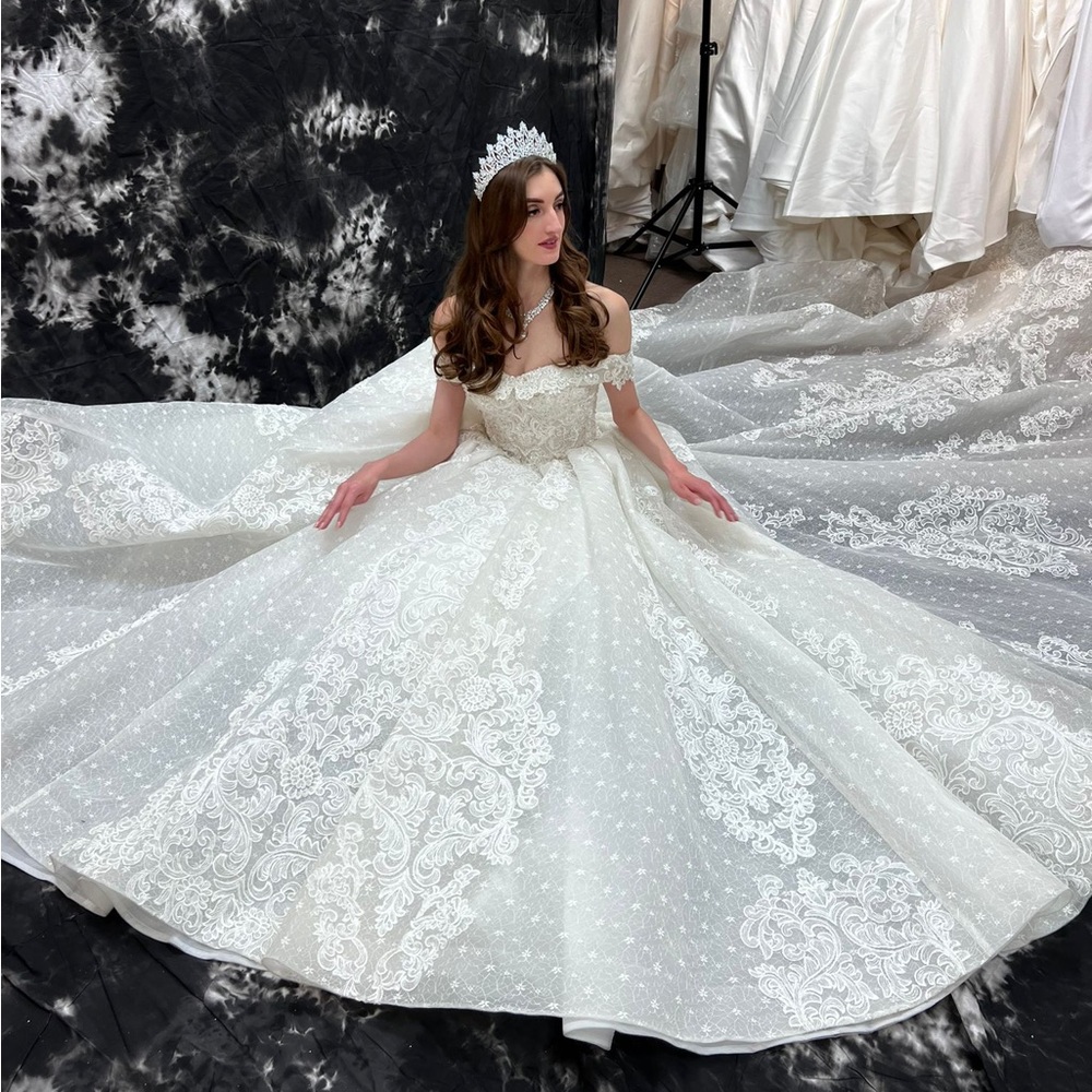 Many wedding dresses available - Picture 13 of 16
